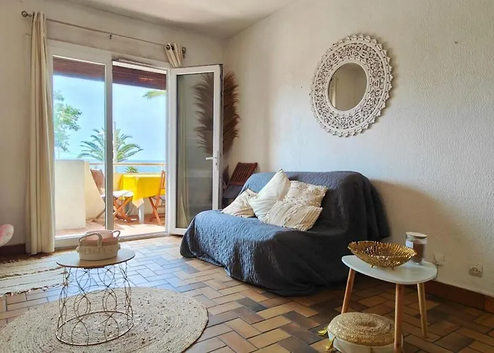 Charming Beachfront Studio In Frejus Plage