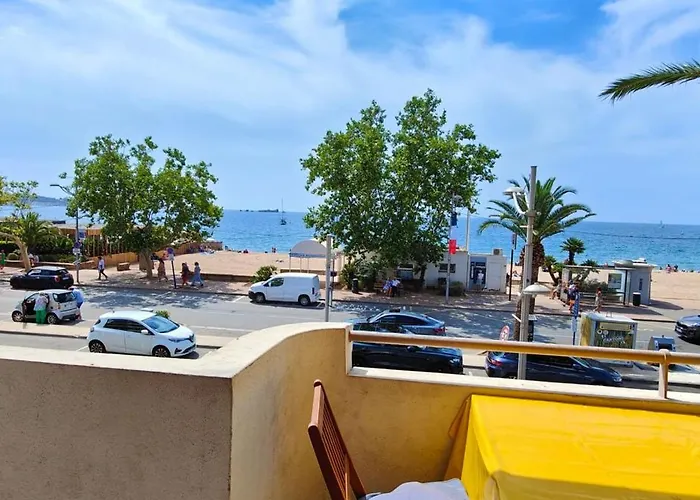 Charming Beachfront Studio In Frejus Plage