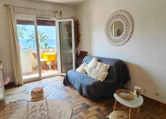 Charming Beachfront Studio In Frejus Plage