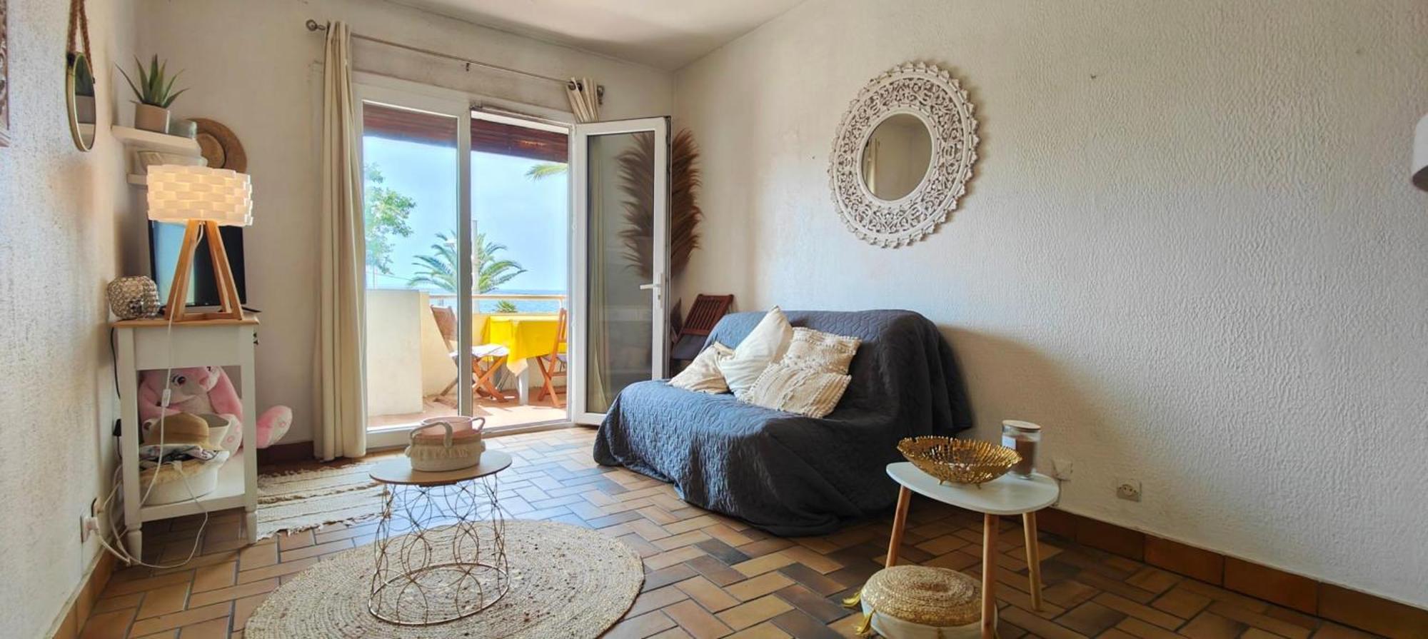 Apartment Charming Beachfront In *