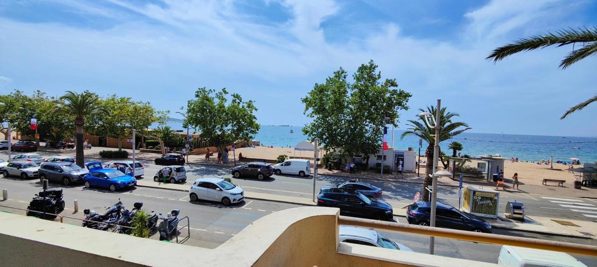 Charming Beachfront In Apartment