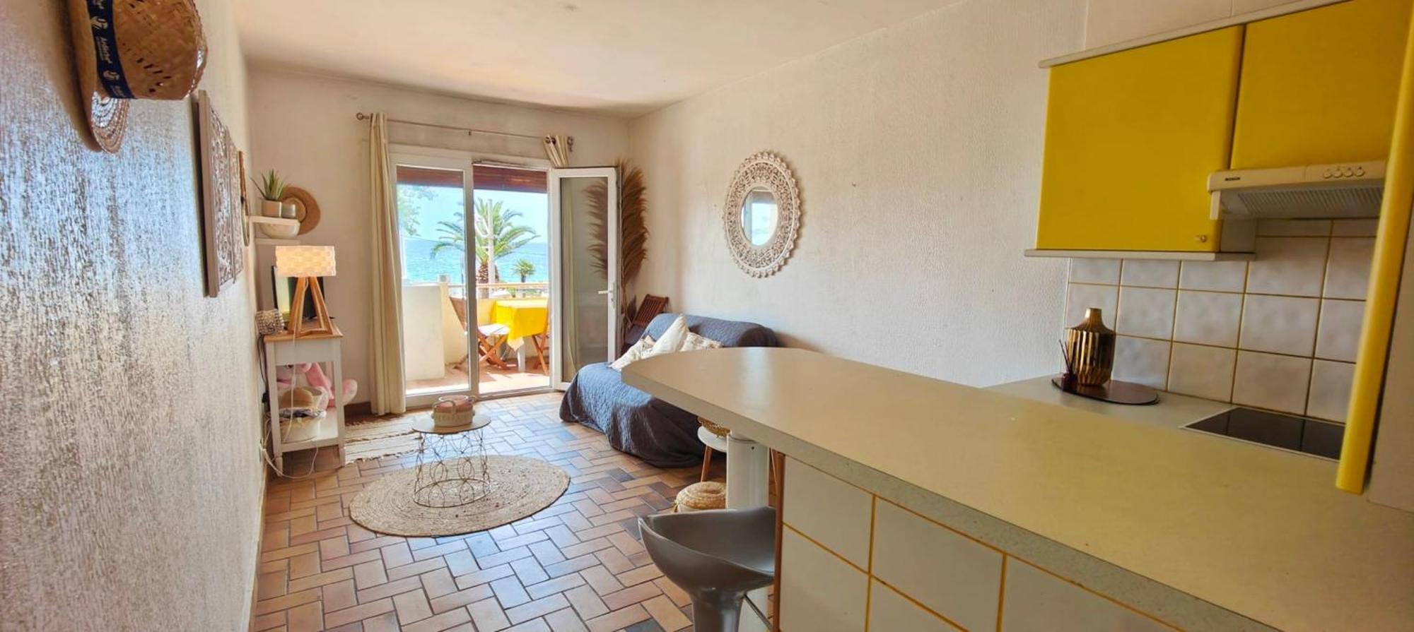 Apartment Charming Beachfront In Frejus