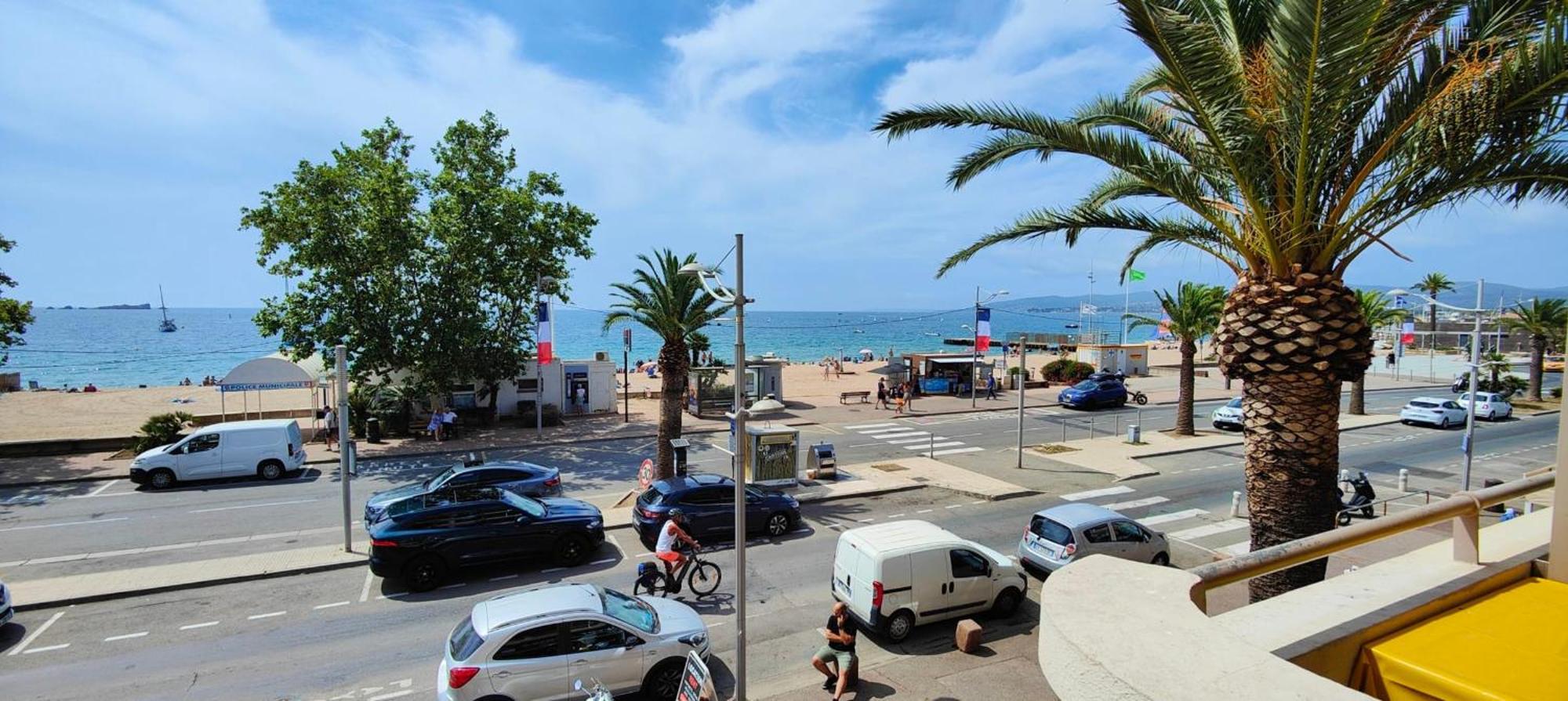 Apartment Charming Beachfront In Frejus